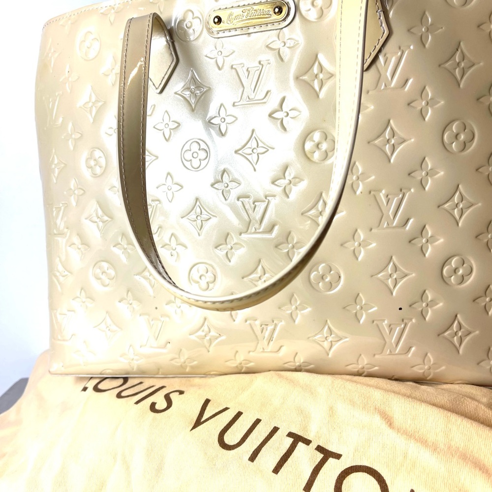 Louis Vuitton Blanc coral monogram Vernis Wilshire MM bag
